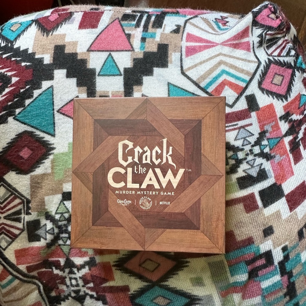 Crack the claw murder mystery game LIKE NEW